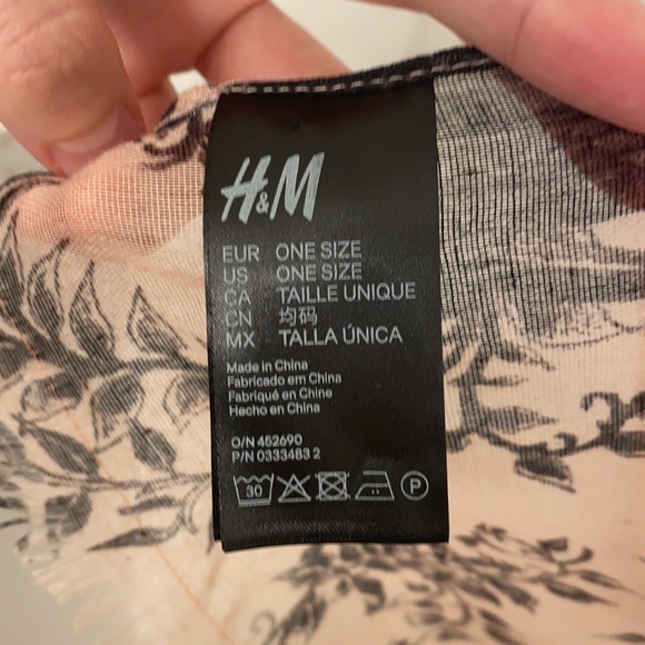 🌟Mix and Match 1for $10,2for$15 H&M animals print scarf - Picture 6 of 7